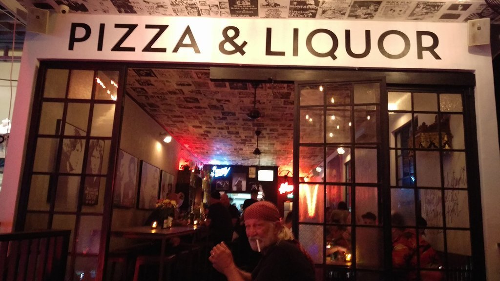 Hank`s Pizza & Liquor